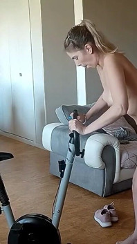 Coquette trong quần legging được fucked phong cách doggy trên xe đạp tập thể dục