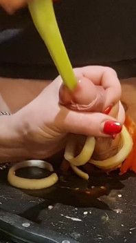 CBT. Bite extrême et tourment urétral dans la cuisine ! Cuisine bite 2. Épisode 2/3. Plein.