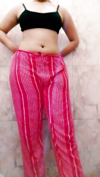 Riyathakur: Üvey kız kardeş banyoda seksi figürü kameraya yakalandı