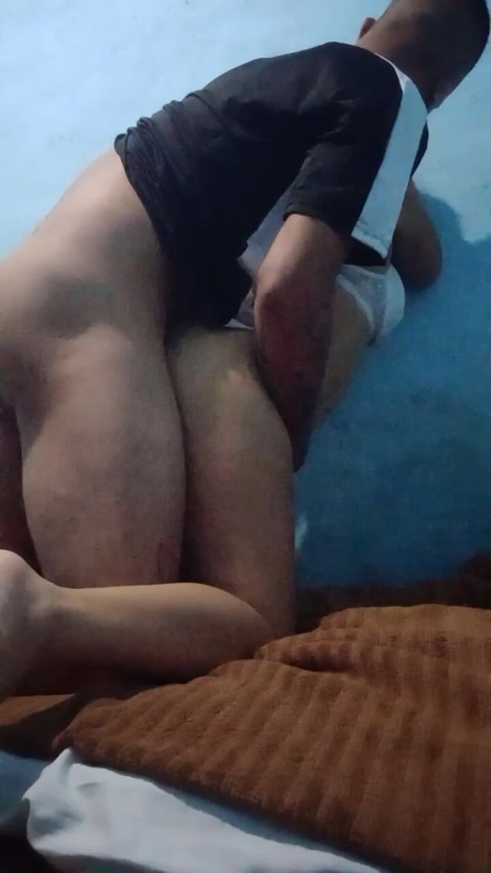 The whore gang: Une salope argentine se fait baiser dans une prison
