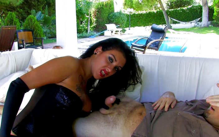Hot Pornstars: Latina mit dicken titten bekommt ihren arsch mit einem steinharten...