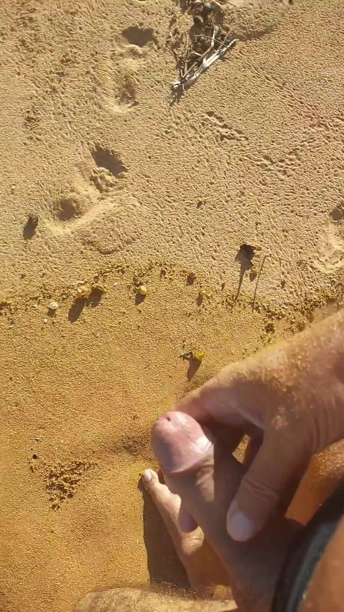 Ladysilvas: Ladysilva masturbiert am strand im höschen und zeigt meinen schwanz...