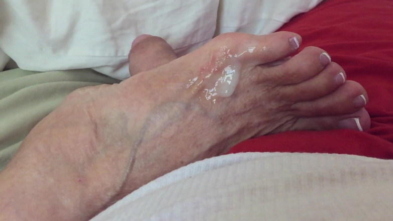 Aunt Ann: Tendo footjob diversão com tia Ann JOI