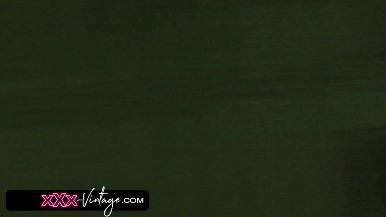 XXX-Vintage: Passeio lésbico em uma limusine