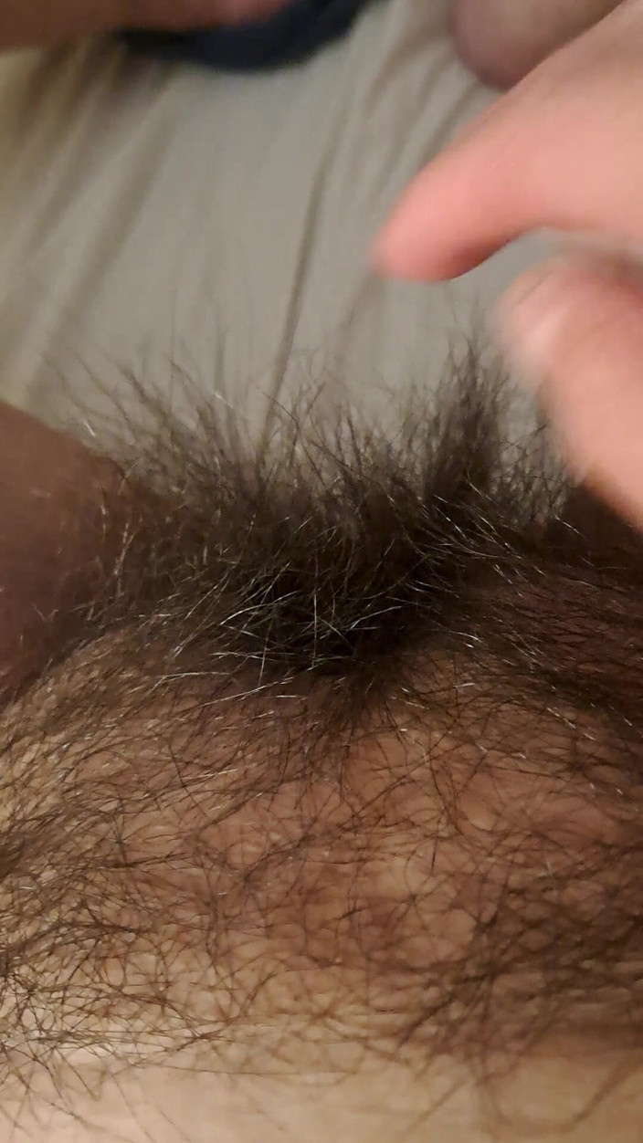 Mommy big hairy pussy: Masturbazione rapida e pelusa