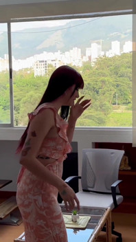 เธอแอบแอบมองหีบของเขา