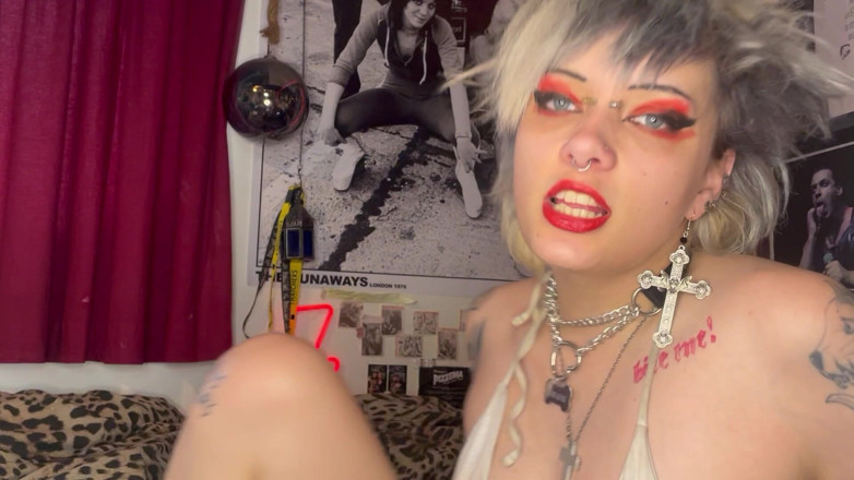 Glitterqueen1999: Tour della bocca del rossetto rosso della ragazza gotica