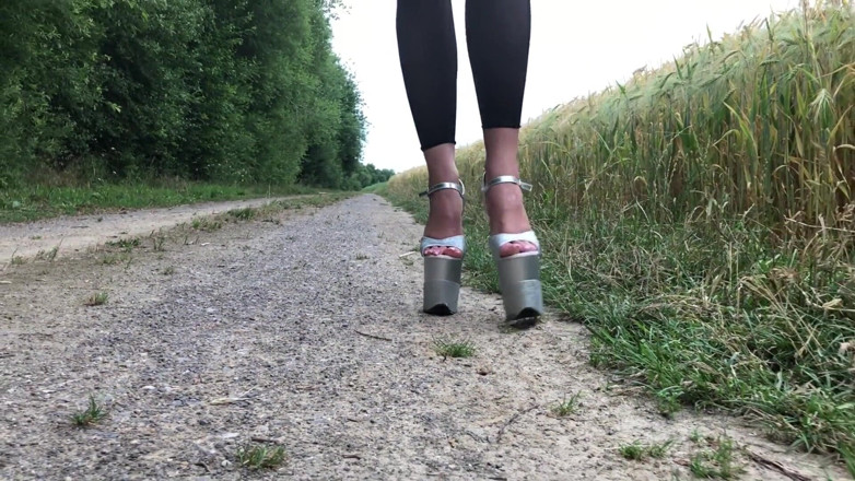 Goddess Lena: Pisse avec mes talons plateau