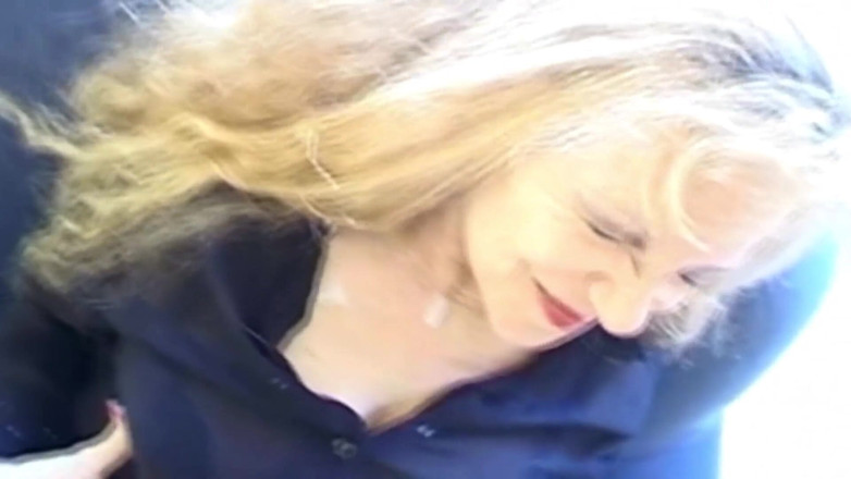 Filles Francaises: Diese blonde französische schlampe bekam eine große ladung sperma auf...