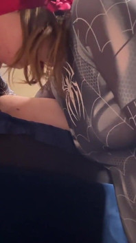 Pavoučí dívka saje obrovského ptáka, dokud se orál pulzuje creampie