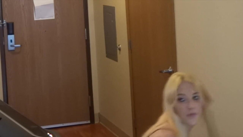 Real Amateur Sluts: Popołudniowe kremówka Lizzy na pieska!