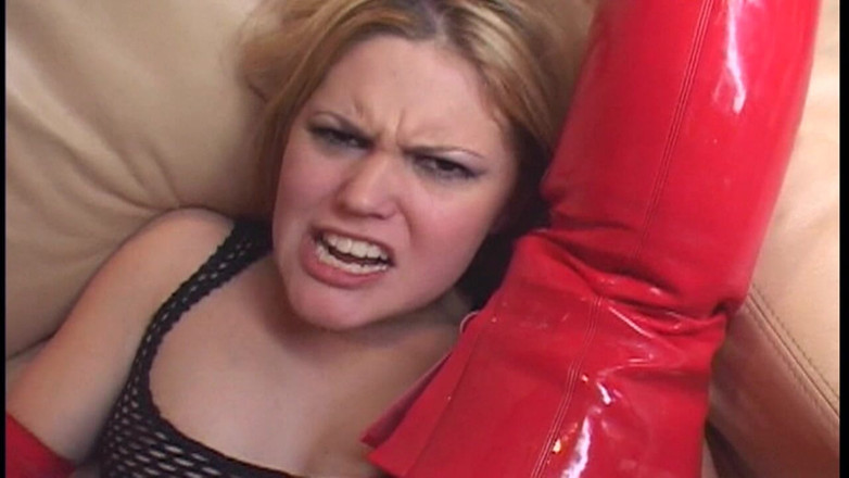 LetsGoDirty Milfs: ブロンドのミルフ女が発情期にあって、厚いアナルとフェイシャルを受け入れる