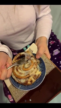 Кончаю на Cinnabon и Laney ест это
