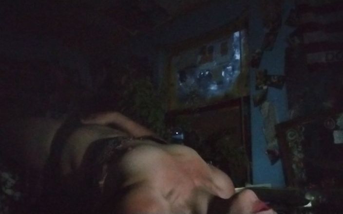 Freakshowsuckerr: Bela morena brinca consigo mesma no sofá
