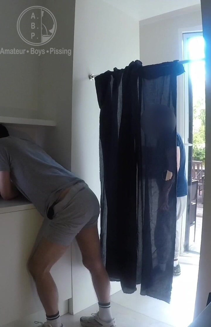 AmateurBoysPissing: 2 Chicos Amadores Brincando Na Cozinha E Mijando Um No...