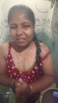 Mujer india duchándose