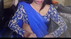 Indischer transvestã¤nder in blauer sari