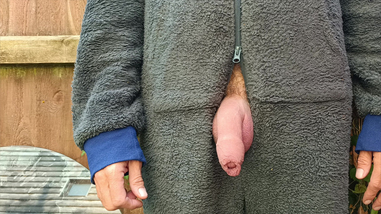 Rockardglans: Pulă mare necircumcisă cu tachinare și ejaculare, onesie în aer liber pentru...