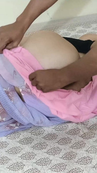 Fără să știe, îmi fut mama vitregă în timp ce îmi scutură pula