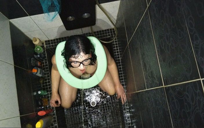 Toilet Mommy: Сексуальна дружина приймає величезну кількість сечі на обличчя