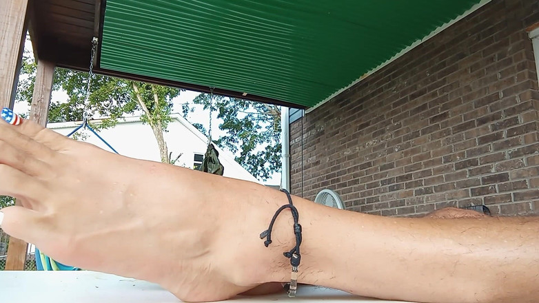Midsouth Foot Fetish: Do You Like Pedicured Feet with Toe Rings and Anklets?