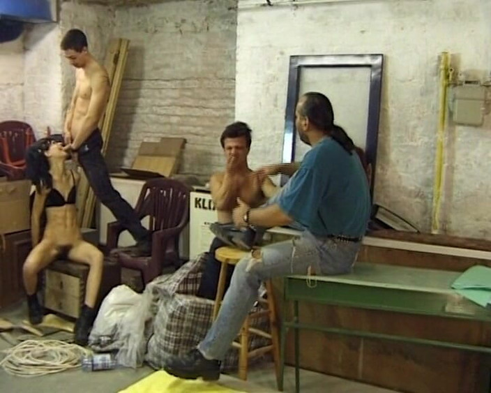 BB Video - Old School: Немецкая милфа в любительском гэнгбэнге с писсингом и волосатой киской