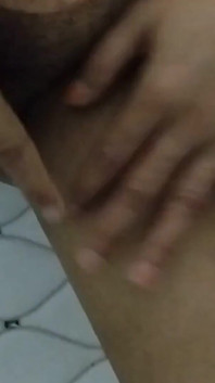 Sexy bebê dedilhando sua buceta quente lambeu urina em posição de pé de desejo sexual mamilo quente mamilo engraçado
