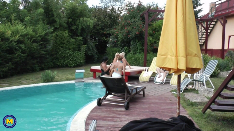 Mature NL: Fantastica orgia lesbica all'aperto vicino alla piscina