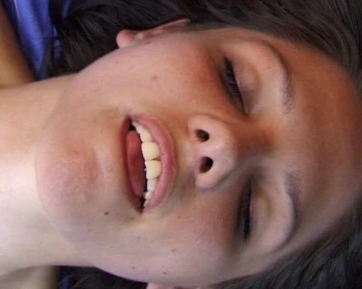 YOUR FIRST PORN: On šuká a ona se směje