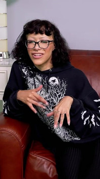 Briella coley la bella tettona coed cavalca il dildo e si stuzzica con un leccata di culo profondo