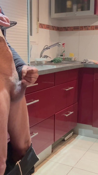 Hij komt de keuken binnen en vraagt om een pijpbeurt en komt klaar in mijn mond - amateur hete vrouw