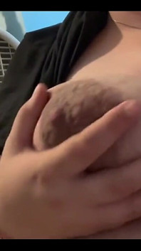 Grandota ama jugar con sus tetas