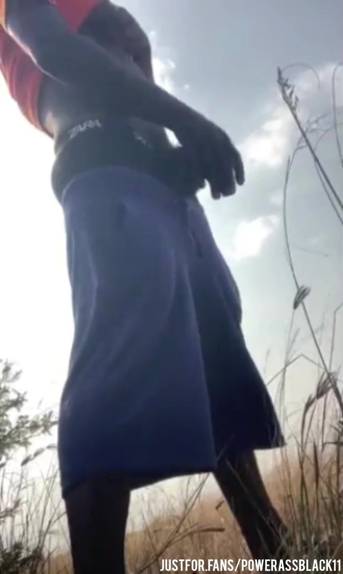 WildFreakBottom: Intenzivně masturbuje sám v křoví