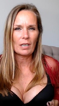 Ось твоє щотижневе відео - брудна повія мачуха розповідає вам, скільки вона повії і як вона любить мінети