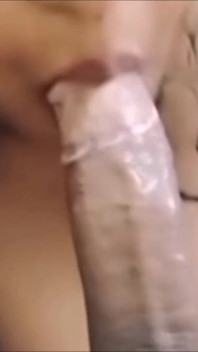 性感的新 bhabi 硬深喉和射在嘴里