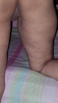 Femeie din Bangladesh care face curățenie în casă singură