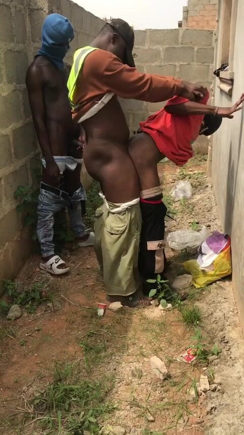 Sexylary: Mijn stiefvader en zijn vriend neuken me achter een ommuurd...