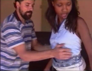 Slutty Teenies: Une salope noire à gros cul chevauche une bite blanche