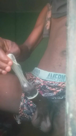 Badman4606: Ele foi pego se masturbando em seu quarto.