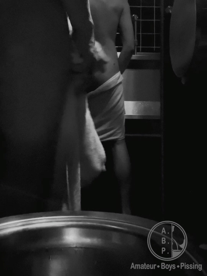 AmateurBoysPissing: Spotkanie w toaletach publicznych # 2