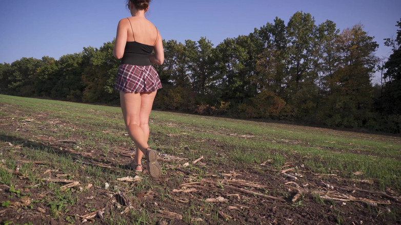 Teasecombo 4K: Studentka wychodzi na zewnątrz i miga majtki z pełnym tyłem...