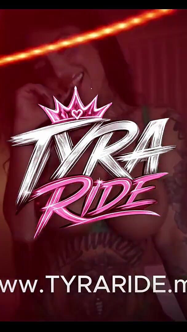 TYRARIDE: Rondborstige getatoeëerde milf vakantieslet geeft natte diep in keel pijpbeurt