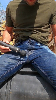 Mojando mis jeans y provocando mi polla con vibradores