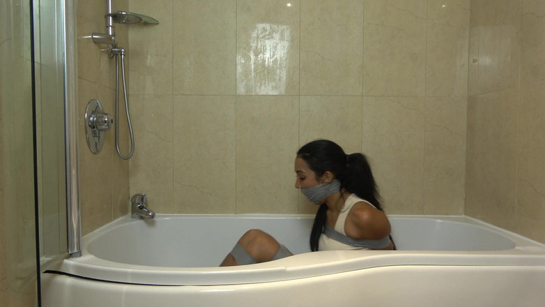 Latina Fetish: Courtneys Gefangenschaft: Mit klebeband gefesselt und mit Klebeband geknebelt in...