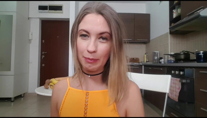 Erotic Tanya: Une ado fait un défi de gorge profonde