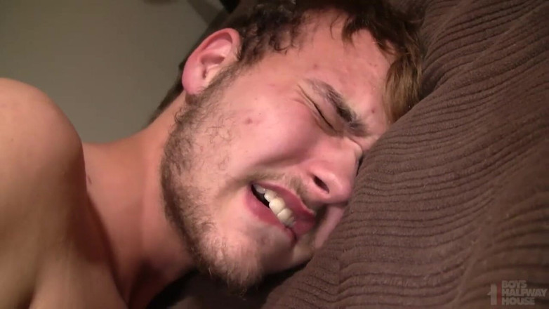 Boys half-way house: Ragazzo del college cattolico in miseria cruda