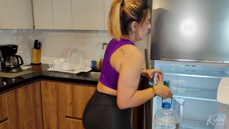 Kylei Ellish: Seks threesome liar lesbian semok latina sebelum pergi olahraga!