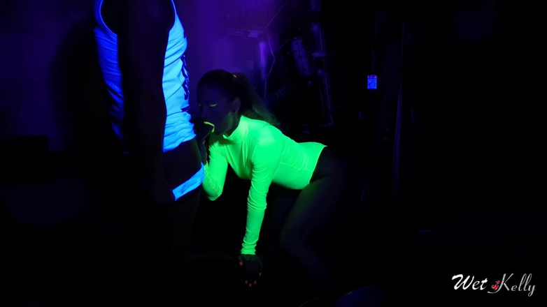 Wet Kelly: Sexy milfka v neonovém těle miluje šukání ve tmě