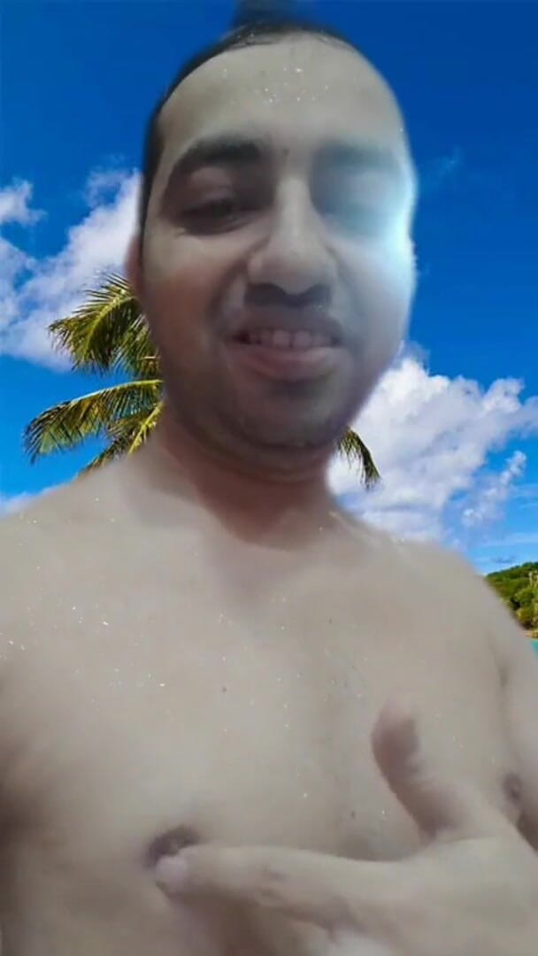 Cute & Nude Crossdresser: Naakte jongen op het strand toont zijn volledige naakte lichaam.