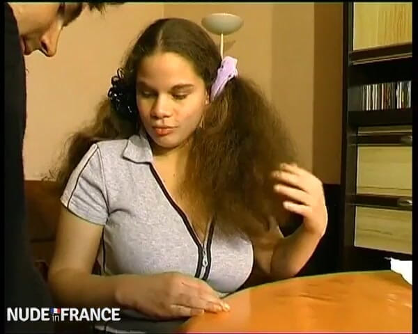 La France a Poil: Pamela este futută de profesorul ei și de un coleg de...